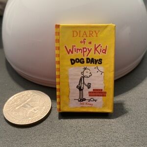 Zuru Mini Brands Diary of a Wimpy Kid: Dog Days Mini Book - Series 1, ultra rare